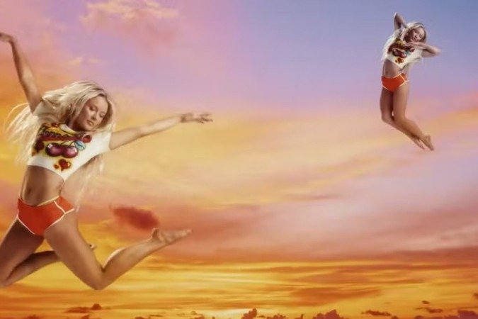 No clipe de Midnight Sun, a cantora sueca aparece flutuando