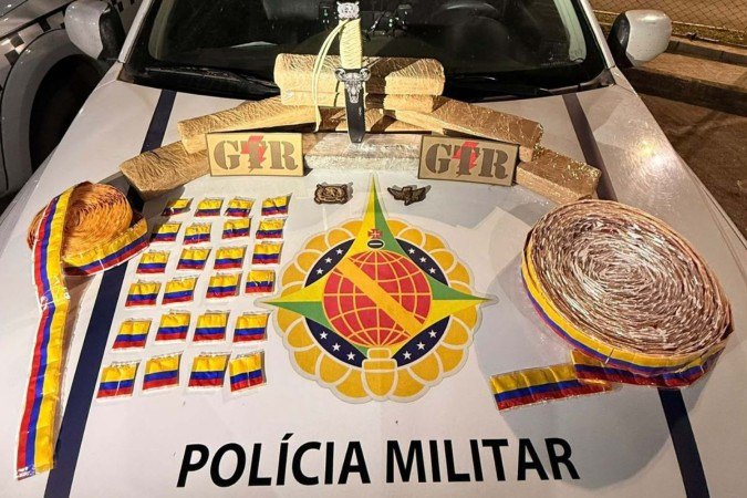 Ao total foram apreendidos cerca de mil papelotes de cocaína, sete tabletes de maconha e um tablete de skank - (crédito: PMDF/Divulgação) Ao total foram apreendidos cerca de mil papelotes de cocaína, sete tabletes de maconha e um tablete de skank - (crédito: PMDF/Divulgação)