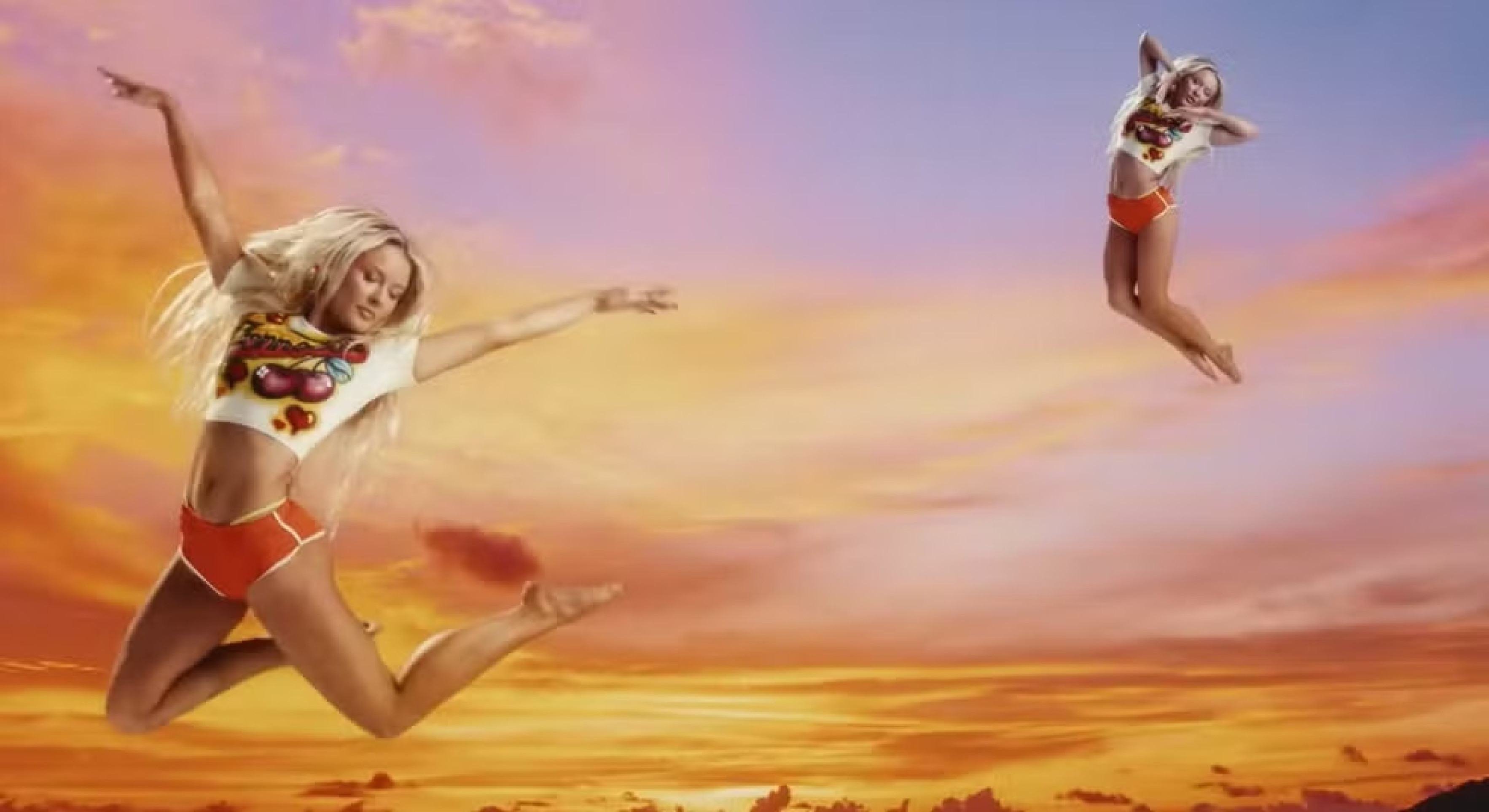 No clipe de Midnight Sun, a cantora sueca aparece flutuando