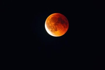 No eclipse solar, a Lua fica entre a Terra e o Sol - (crédito: Getty Images) No eclipse solar, a Lua fica entre a Terra e o Sol - (crédito: Getty Images)