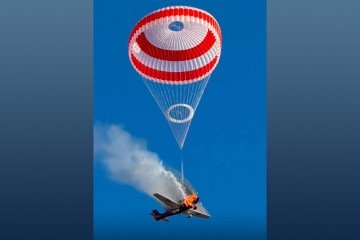Avião monomotor que caiu em Mateus Lemes nesta terça (25) acionou paraquedas - (crédito: Reprodução) Avião monomotor que caiu em Mateus Lemes nesta terça (25) acionou paraquedas - (crédito: Reprodução)