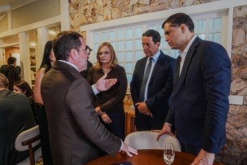 Índio da Costa conversa com Cristiano Pinto Ferreira, do Advogado 10X, e com a jornalista Denise Rothenburg, do Correio, e outros convidados no lançamento de livro - (crédito: Luca Mares Castellan) Índio da Costa conversa com Cristiano Pinto Ferreira, do Advogado 10X, e com a jornalista Denise Rothenburg, do Correio, e outros convidados no lançamento de livro - (crédito: Luca Mares Castellan)