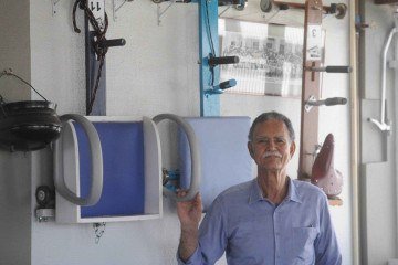 Aos 79 anos, José Maurício Ribeiro, faz carrinhos de rolima na sua casa como passatempo. Ele presenteia seus filhos e netos, alem de emprestar os carrinhos para seus amigos -  (crédito: Alexandre Guzanshe/EM/D.A Press)