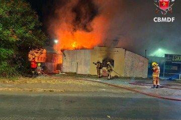 Dois estabelecimentos são atingidos por incêndios no DF, na madrugada desta terça-feira (25/8) -  (crédito: Divulgação: CBMDF)