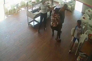 Funcionários do restaurante tentaram impedir que o homem levasse as facas da cozinha para atingir a vítima, mas não conseguiram. - (crédito: Polícia Militar do Distrito Federal/Divulgação) Funcionários do restaurante tentaram impedir que o homem levasse as facas da cozinha para atingir a vítima, mas não conseguiram. - (crédito: Polícia Militar do Distrito Federal/Divulgação)