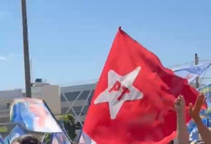 Eixo Capital. Bandeira do PT no comício de Celina Leão

 -  (crédito:  Imagem cedida ao Correio) -Eixo Capital. Bandeira do PT no comício de Celina Leão

 -  (crédito:  Imagem cedida ao Correio)