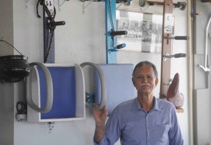 Aos 79 anos, José Maurício Ribeiro, faz carrinhos de rolima na sua casa como passatempo. Ele presenteia seus filhos e netos, alem de emprestar os carrinhos para seus amigos -  (crédito: Alexandre Guzanshe/EM/D.A Press)