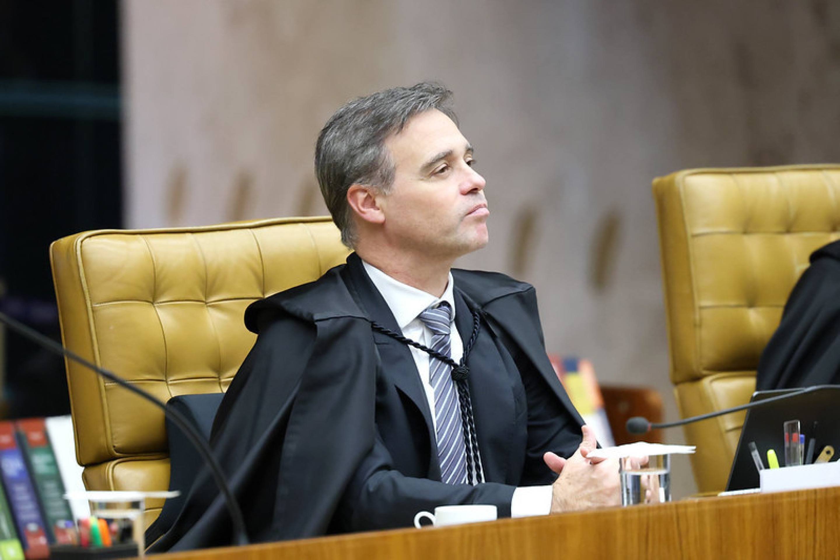 Andr Mendona fala em infelicidade nos primeiros anos n | Política - Imagem 2 | QTU - Notícias