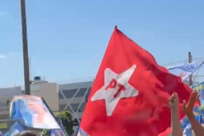Eixo Capital. Bandeira do PT no comício de Celina Leão
- (crédito: Imagem cedida ao Correio) Eixo Capital. Bandeira do PT no comício de Celina Leão
- (crédito: Imagem cedida ao Correio)