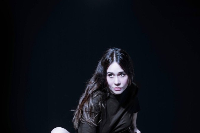 Alessandra Negrini na peça A árvore