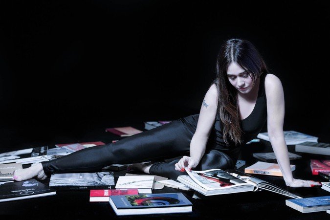 Alessandra Negrini na peça A árvore