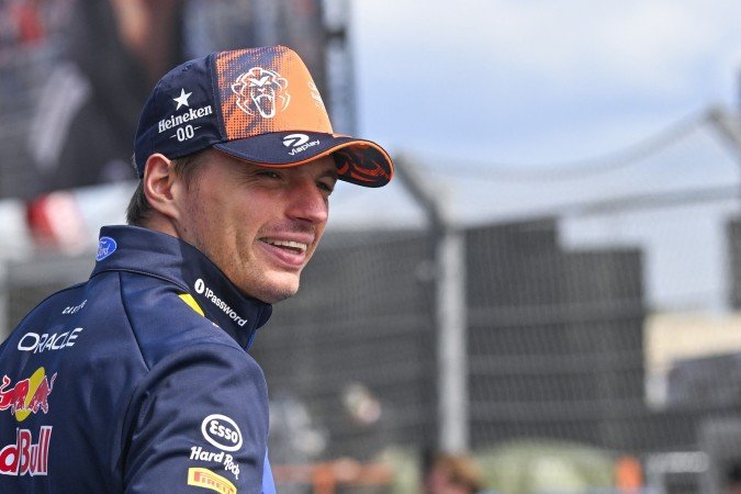 Red Bull Racing's Dutch driver Max Verstappen smiles during the drivers parade ahead of the Formula One Dutch Grand Prix at The Circuit Zandvoort, western Netherlands, on August 23, 2026. (Photo by JOHN THYS / AFP)
- (crédito: John Thys/AFP) Red Bull Racing's Dutch driver Max Verstappen smiles during the drivers parade ahead of the Formula One Dutch Grand Prix at The Circuit Zandvoort, western Netherlands, on August 23, 2026. (Photo by JOHN THYS / AFP)
- (crédito: John Thys/AFP)