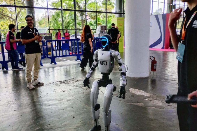 Robo interagindo com os estudantes em tempo real enquanto ouviam mais sobre as possibilidades proficionais na robótica  -  (crédito: Gabriela Santos)
