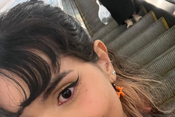 Mesmo quando está com looks básicos, Izabela Crischia busca acrescentar whimsy ao look com acessórios e maquiagem 