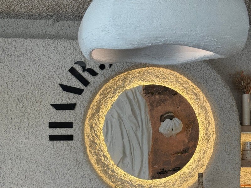 O formato circular suaviza o ambiente, enquanto a luz indireta embutida destaca os detalhes ao redor -  (crédito: Fotos: Pexels)