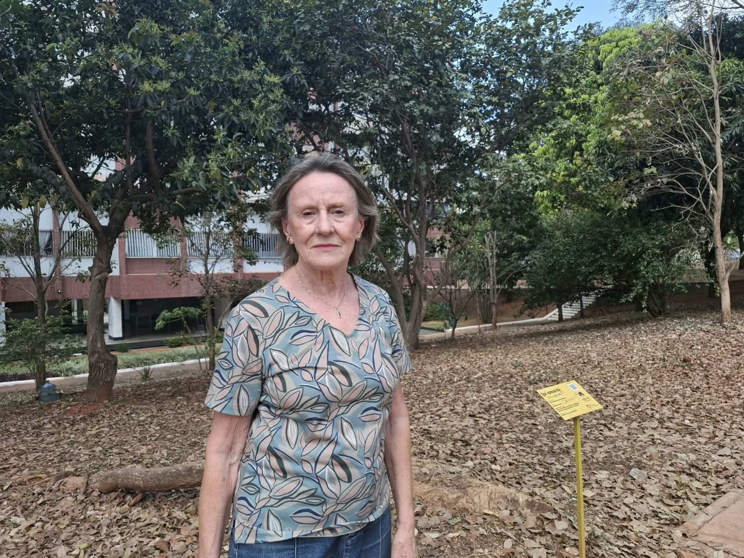 Vera Coradin &eacute; prefeita da quadra e bot&acirc;nica. Ela afirma que a planta estava saud&aacute;vel e apresentava o tronco inclinado h&aacute; 15 anos