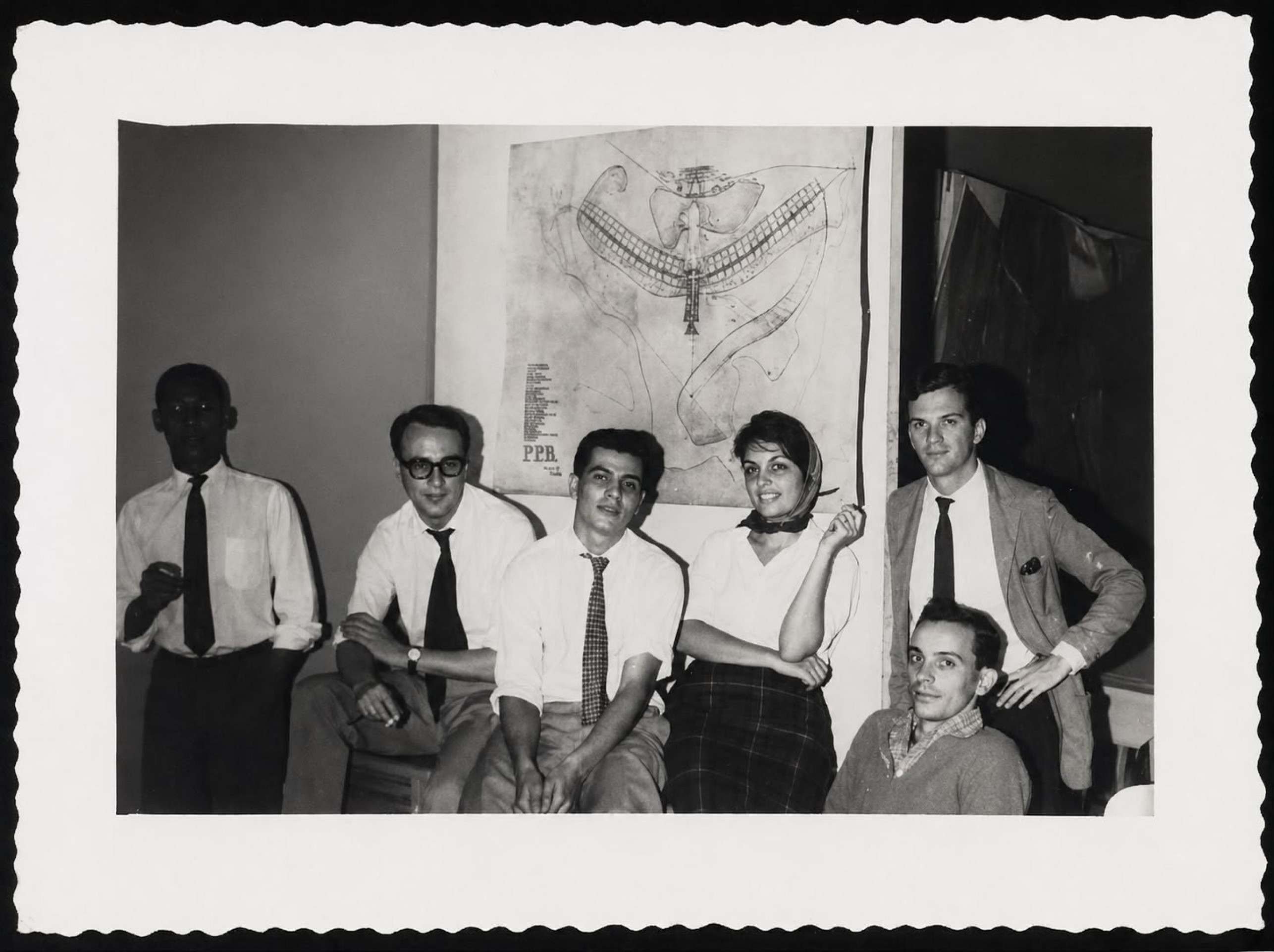 Maria Elisa Costa, filha de Lucio Costa, em registro de 1957, ao lado de colegas arquitetos da Novacap