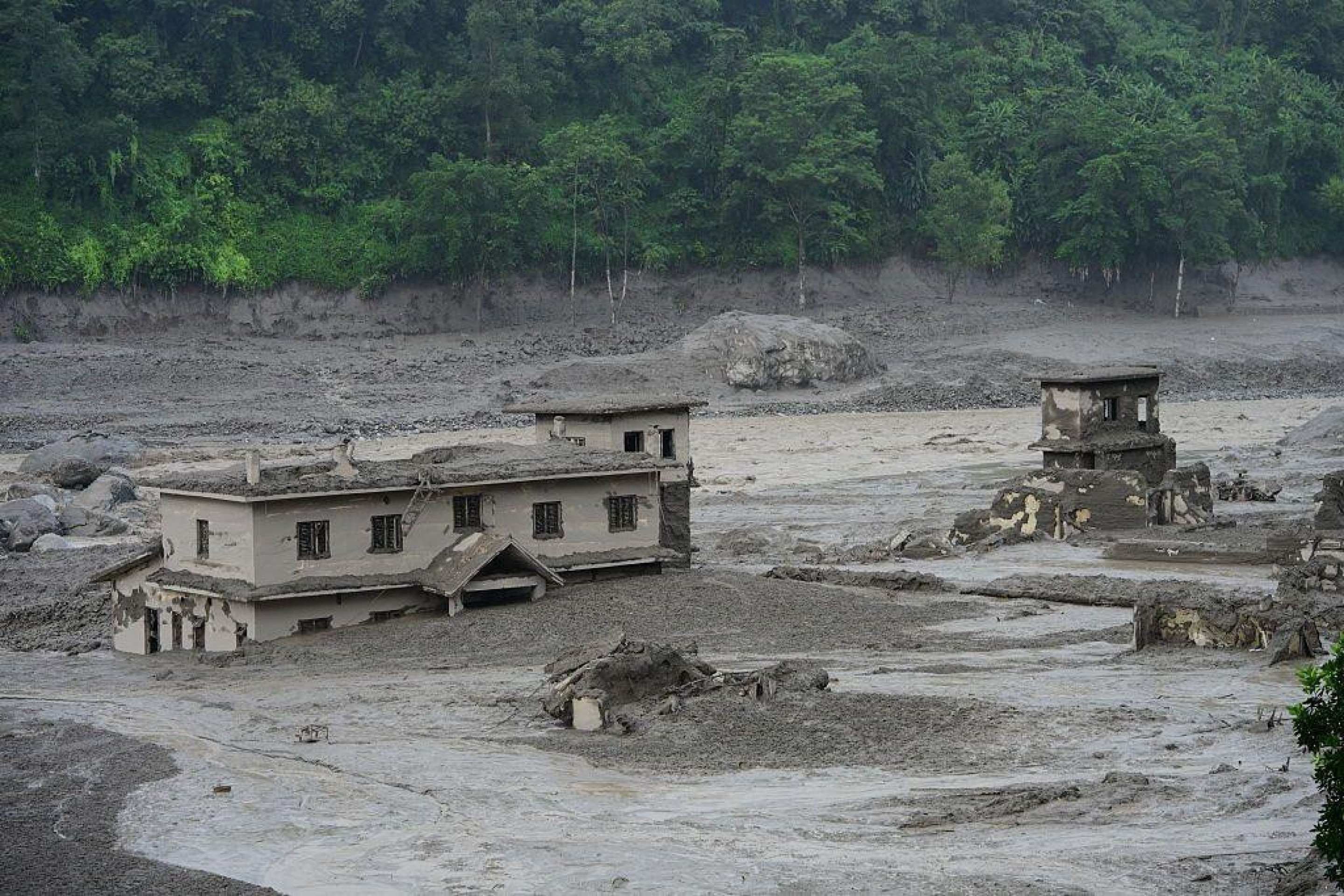 As imagens de satélite do Nepal que mostram o antes e depois das áreas destruídas pela enxurrada - QTU Questões do Universo