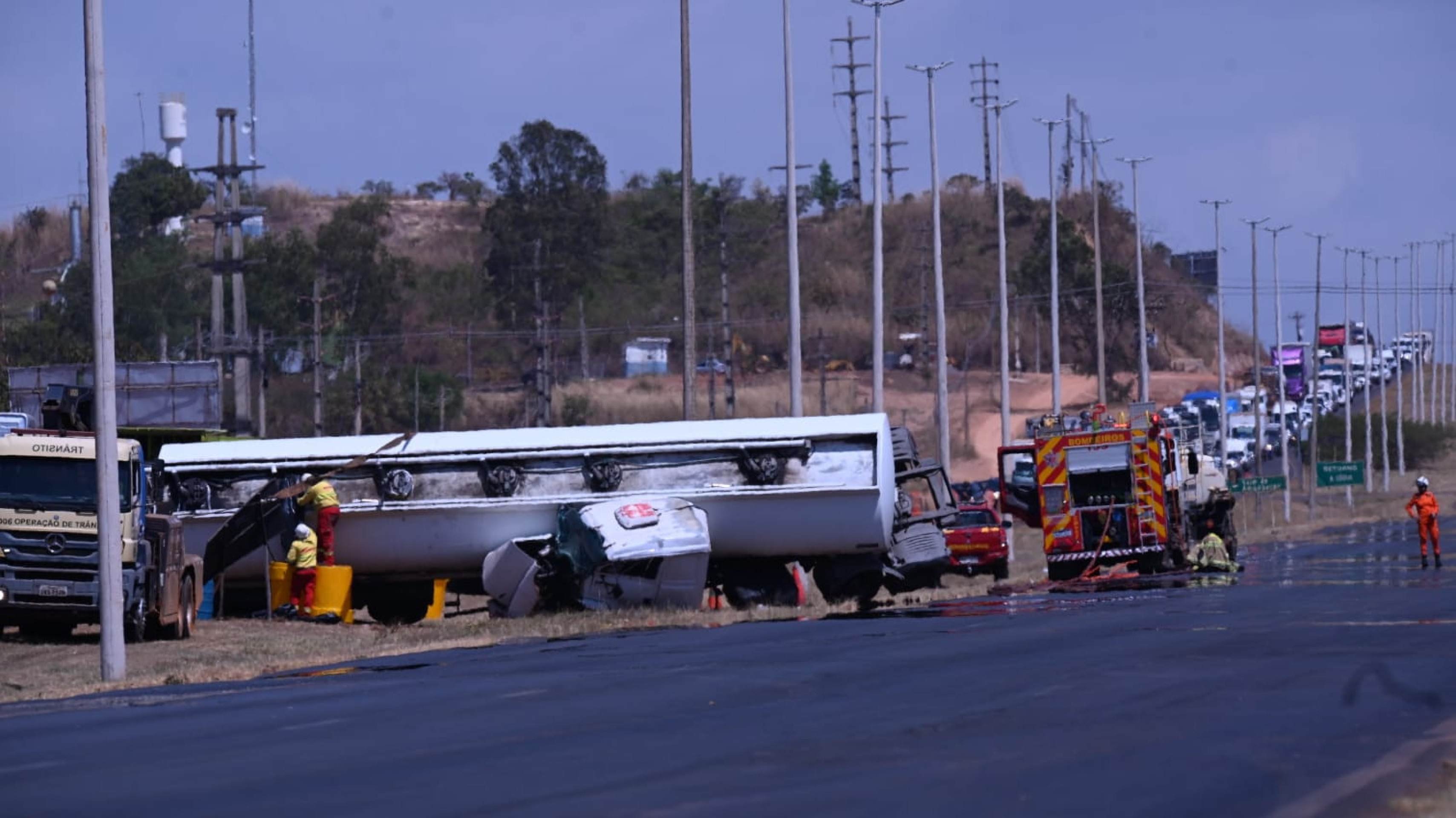 Carreta tombada na BR-020 interditou toda a via