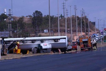Interdição total da BR-020 provocou congestionamentos, alterou trajetos de ônibus e afetou milhares de passageiros nesta quarta-feira (26/8) - (crédito: ED ALVES/CB/D.A.Press) Interdição total da BR-020 provocou congestionamentos, alterou trajetos de ônibus e afetou milhares de passageiros nesta quarta-feira (26/8) - (crédito: ED ALVES/CB/D.A.Press)
