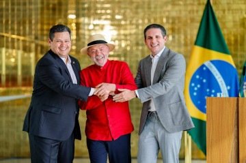 Alcolumbre, Lula e Motta fizeram um pronunciamento após o almoço no Alvorada: acordo em pautas populares às portas das eleições - (crédito: Ricardo Stuckert.) Alcolumbre, Lula e Motta fizeram um pronunciamento após o almoço no Alvorada: acordo em pautas populares às portas das eleições - (crédito: Ricardo Stuckert.)