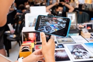 Smartphones registram a Feira Lampejo, palco para fotógrafos independentes exibirem e venderem suas obras autorais - (crédito: Divulgação) Smartphones registram a Feira Lampejo, palco para fotógrafos independentes exibirem e venderem suas obras autorais - (crédito: Divulgação)