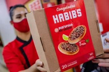 Funcionário de restaurante Habib's entrega produto da linha de congelados, enquanto a rede busca reestruturação financeira - (crédito: Divulgação) Funcionário de restaurante Habib's entrega produto da linha de congelados, enquanto a rede busca reestruturação financeira - (crédito: Divulgação)