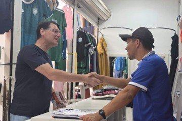 O candidato Kiko Caputo cumprimenta um eleitor durante agenda no Gama - (crédito: Carlos Silva/ CB) O candidato Kiko Caputo cumprimenta um eleitor durante agenda no Gama - (crédito: Carlos Silva/ CB)