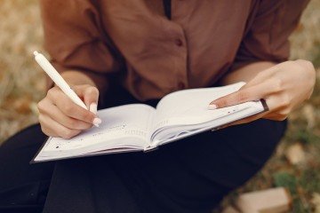 Escrever não precisa de grandes acessórios e pode ser feita em vários lugares
- (crédito: Magnific ) Escrever não precisa de grandes acessórios e pode ser feita em vários lugares
- (crédito: Magnific )