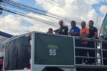 Arruda faz carreata no Recanto das Emas e Riacho Fundo II nesta quarta-feira (26/8) - (crédito: Carlos Silva/CB) Arruda faz carreata no Recanto das Emas e Riacho Fundo II nesta quarta-feira (26/8) - (crédito: Carlos Silva/CB)