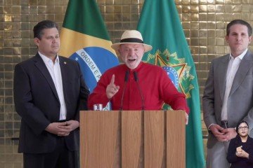 Lula ao lado dos presidentes do Senado, Davi Alcolumbre, e da Câmara, Hugo Motta, em Brasília -  (crédito: Reprodução)