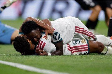 Jude Bellingham e Vinicius Junior comemoram o gol do time espanhol: passe do inglês para o brasileiro no Santiago Bernabéu -  (crédito: Divulgação/Real Madrid)