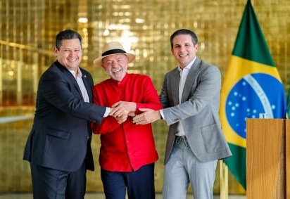 Alcolumbre, Lula e Motta fizeram um pronunciamento ap&oacute;s o almo&ccedil;o no Alvorada: acordo em pautas populares &agrave;s portas das elei&ccedil;&otilde;es -  (crédito:  Ricardo Stuckert.) -Alcolumbre, Lula e Motta fizeram um pronunciamento ap&oacute;s o almo&ccedil;o no Alvorada: acordo em pautas populares &agrave;s portas das elei&ccedil;&otilde;es -  (crédito:  Ricardo Stuckert.)