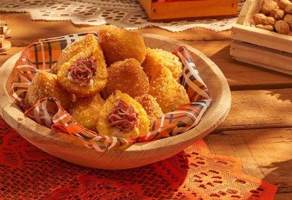 Coxinhas de carne seca com massa de floc&atilde;o de milho, uma receita que promete casquinha sequinha e crocante -  (crédito: Deline) -Coxinhas de carne seca com massa de floc&atilde;o de milho, uma receita que promete casquinha sequinha e crocante -  (crédito: Deline)