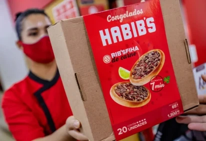 Funcion&aacute;rio de restaurante Habib's entrega produto da linha de congelados, enquanto a rede busca reestrutura&ccedil;&atilde;o financeira -  (crédito: Divulga&ccedil;&atilde;o) -Funcion&aacute;rio de restaurante Habib's entrega produto da linha de congelados, enquanto a rede busca reestrutura&ccedil;&atilde;o financeira -  (crédito: Divulga&ccedil;&atilde;o)