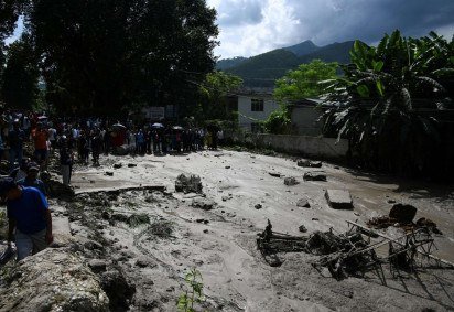 Moradores observam edifícios e ruas submersos pela lama após inundações repentinas e um deslizamento de terra em Trishuli Bazar, no distrito de Nuwakot, no Nepal, em 26 de agosto de 2026. -  (crédito:  AFP) -Moradores observam edifícios e ruas submersos pela lama após inundações repentinas e um deslizamento de terra em Trishuli Bazar, no distrito de Nuwakot, no Nepal, em 26 de agosto de 2026. -  (crédito:  AFP)