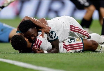 Jude Bellingham e Vinicius Junior comemoram o gol do time espanhol: passe do inglês para o brasileiro no Santiago Bernabéu -  (crédito: Divulgação/Real Madrid) -Jude Bellingham e Vinicius Junior comemoram o gol do time espanhol: passe do inglês para o brasileiro no Santiago Bernabéu -  (crédito: Divulgação/Real Madrid)