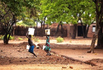 Crianças na zona rural de Zâmbia: passagem de tufão Chido, em março, afetou a disponibilidade de água  -  (crédito: UNFPA/Carly Learson/Divulgação ) -Crianças na zona rural de Zâmbia: passagem de tufão Chido, em março, afetou a disponibilidade de água  -  (crédito: UNFPA/Carly Learson/Divulgação )