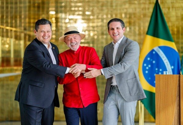 Alcolumbre, Lula e Motta fizeram um pronunciamento ap&oacute;s o almo&ccedil;o no Alvorada: acordo em pautas populares &agrave;s portas das elei&ccedil;&otilde;es -  (crédito:  Ricardo Stuckert.)