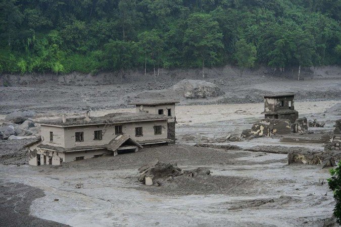 As imagens de satélite do Nepal que mostram o antes e depois das áreas destruídas pela enxurrada - (crédito: BBC Geral) As imagens de satélite do Nepal que mostram o antes e depois das áreas destruídas pela enxurrada - (crédito: BBC Geral)