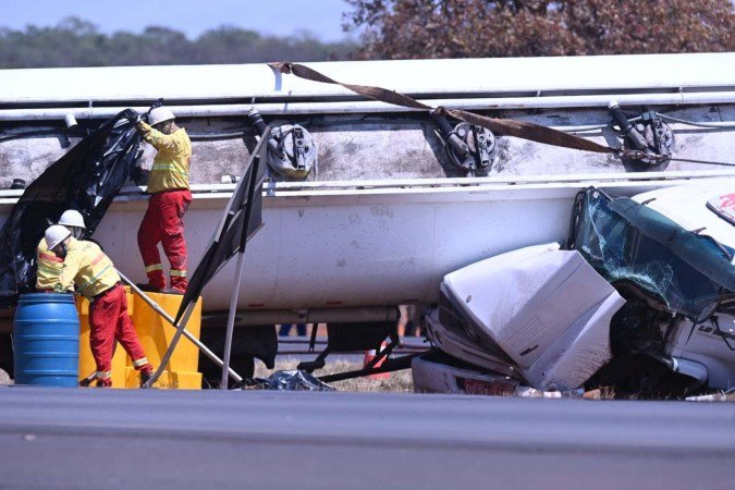 O risco de incêndio e explosão provocado pela presença de combustíveis inflamáveis mantém a BR-020 interditada nos dois sentidos - (crédito: Ed Alves/CB/DA Press) O risco de incêndio e explosão provocado pela presença de combustíveis inflamáveis mantém a BR-020 interditada nos dois sentidos - (crédito: Ed Alves/CB/DA Press)
