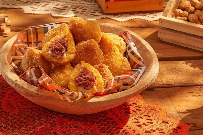 Coxinhas de carne seca com massa de flocão de milho, uma receita que promete casquinha sequinha e crocante - (crédito: Deline) Coxinhas de carne seca com massa de flocão de milho, uma receita que promete casquinha sequinha e crocante - (crédito: Deline)