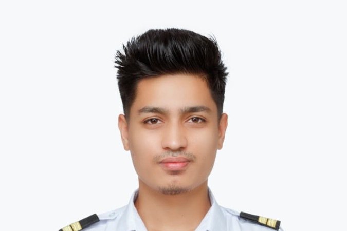 Aman Budhathoki, piloto de helicóptero nepalês que sobrevoou a parede de lama 


