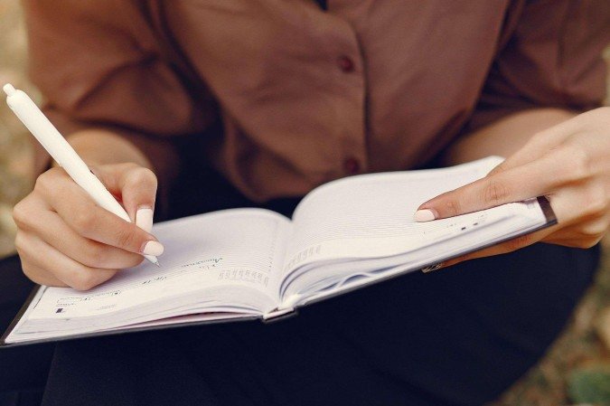 Escrever não precisa de grandes acessórios e pode ser feita em vários lugares
- (crédito: Magnific ) Escrever não precisa de grandes acessórios e pode ser feita em vários lugares
- (crédito: Magnific )