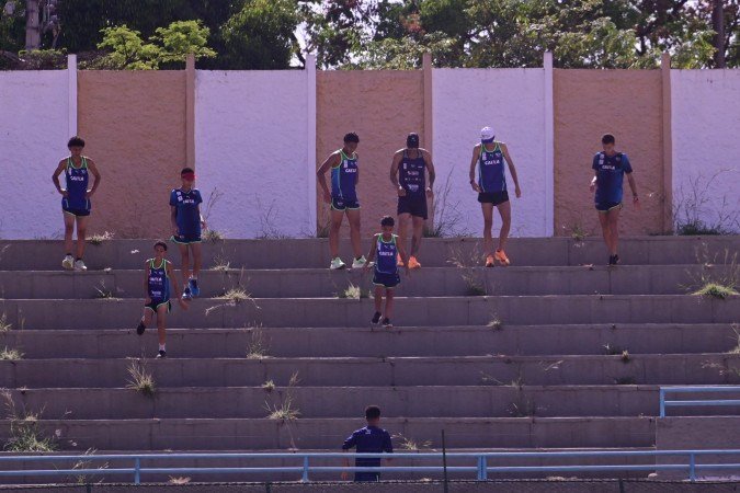 Atletas do Caso precisam desviar do mato para fazer exerc&iacute;cios nas arquibancadas do Augustinho Lima