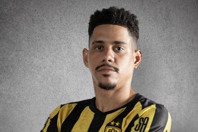 Em Jogada de risco, Vitor é um talentoso lateral-direito do Atlântico que se destaca pelo potencial para integrar a Seleção 