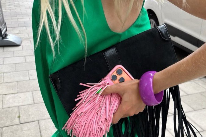 Franjas rosa e preta dão movimento ao verde monocromático