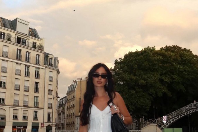 Laise romântico e bota coturno no mesmo look: O high-low da temporada em ação