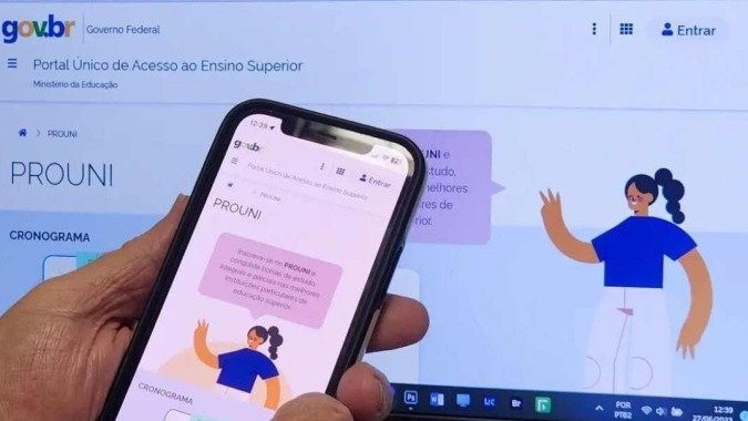 O Portal Único de Acesso é a plataforma para manifestar interesse na lista de espera do ProUni, como ilustrado no smartphone e computador - (crédito: Rafa Neddermeyer/Agência Brasil ) O Portal Único de Acesso é a plataforma para manifestar interesse na lista de espera do ProUni, como ilustrado no smartphone e computador - (crédito: Rafa Neddermeyer/Agência Brasil )