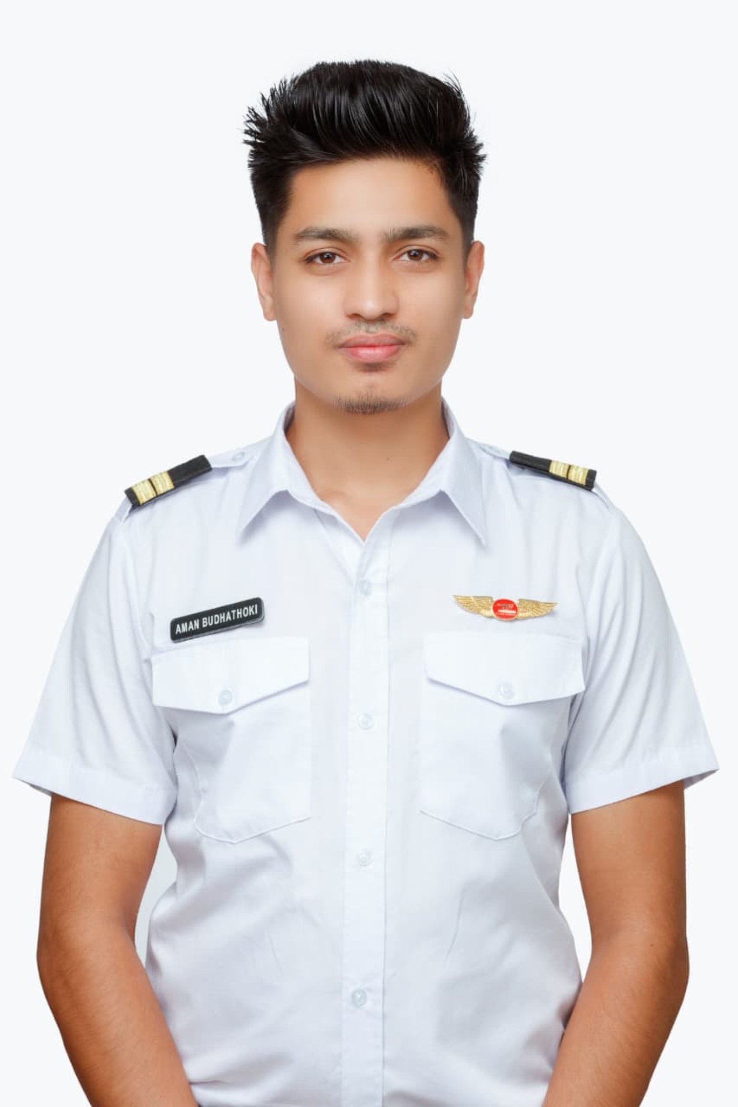 Aman Budhathoki, piloto de helic&oacute;ptero nepal&ecirc;s que sobrevoou a parede de lama   